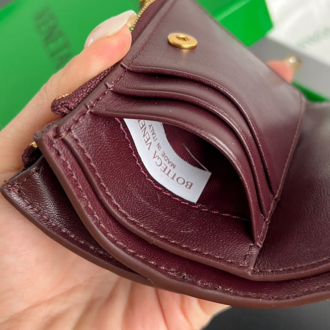 #Bv Braided Bi-fold Zipper Wallet 742330 Small and exquisite wallet for men and women ☄️ Elegant and fashionable shape, blending classic design and practical functions, perfectly showing the texture and neatness of sheep leather, snap button closure, equipped with 6 card slots, a banknote compartment, and a zipper coin purse. It meets all the functions of a wallet ✋ Multiple color options, a good match for gifts or personal use ☑️ Size: 11.5x9 P640